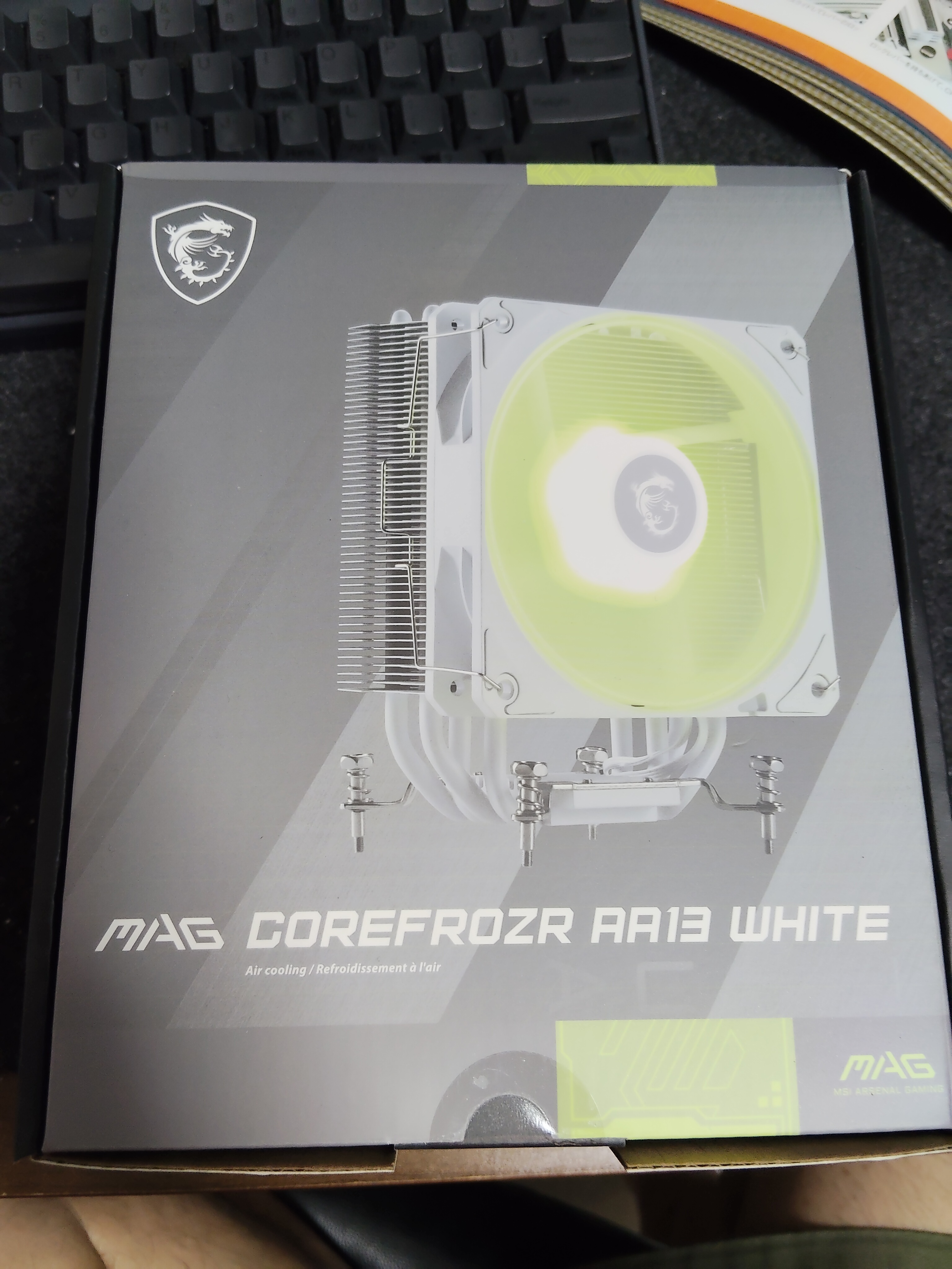 MAG CoreFrozr A13 WHITE 外箱・ARGB ファン演出