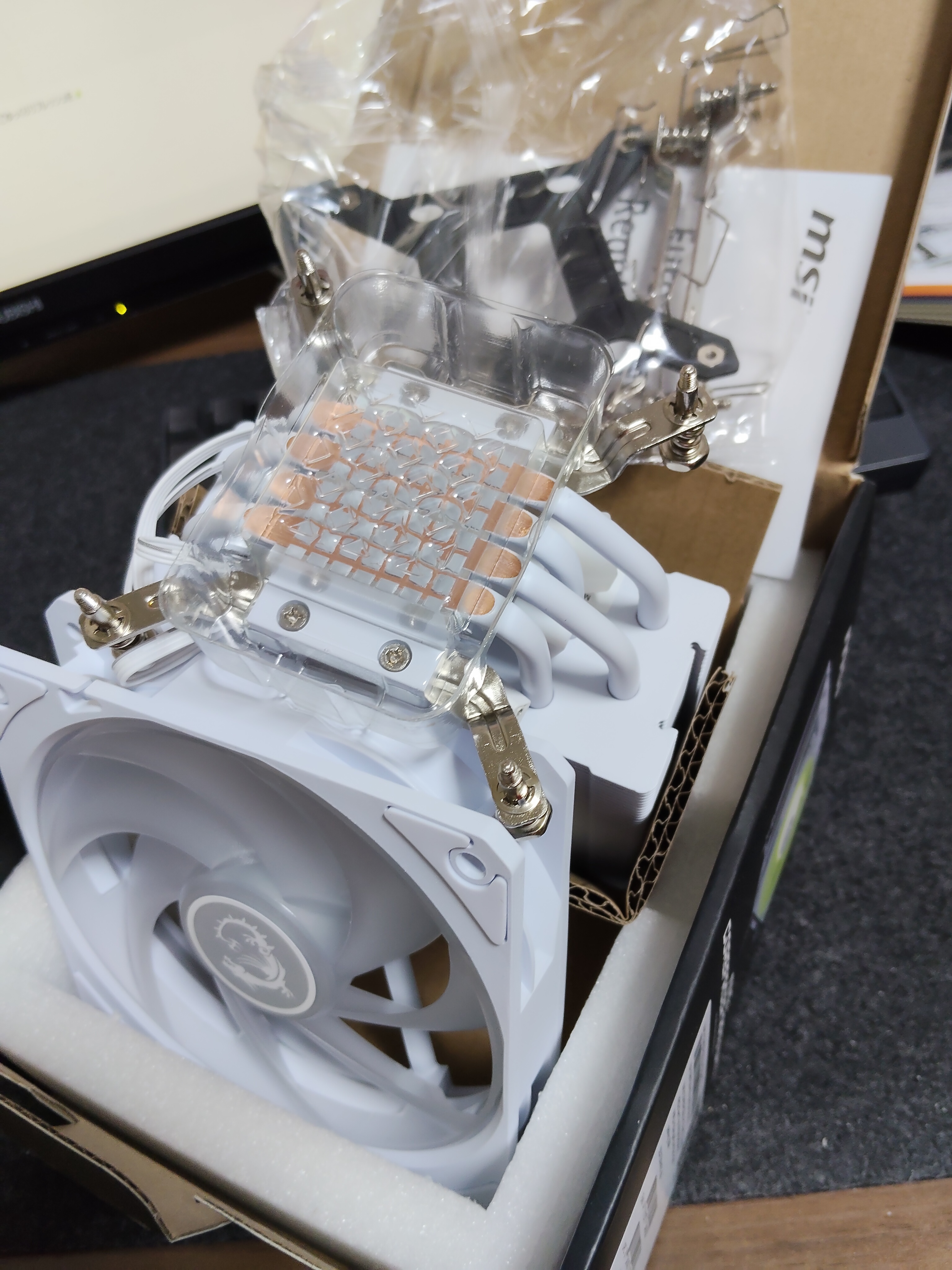 MAG CoreFrozr A13 WHITE 本体・ベース面(保護シール付)