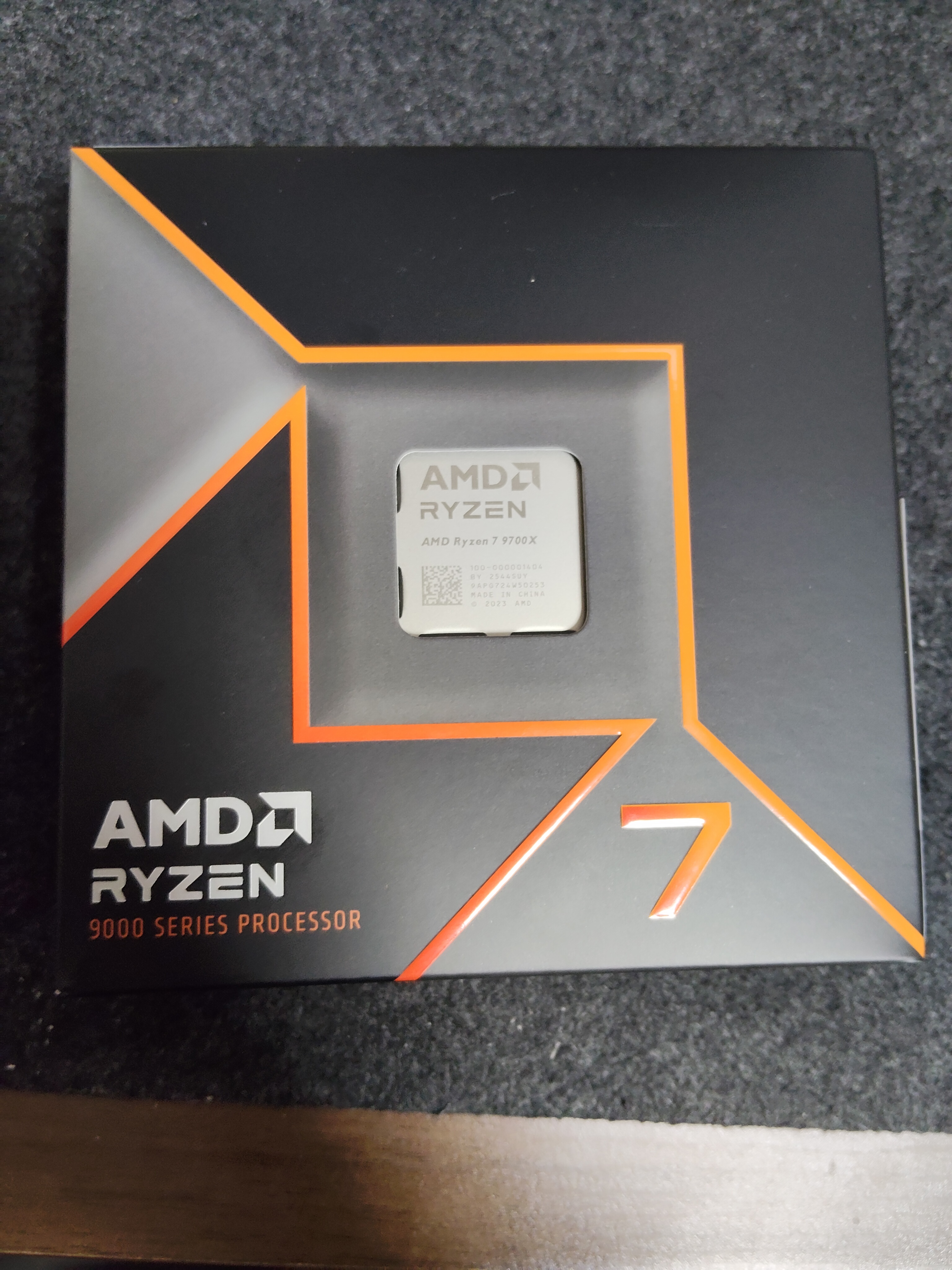 Ryzen 7 9700X 外箱表面・小窓越しにヒートスプレッダ刻印