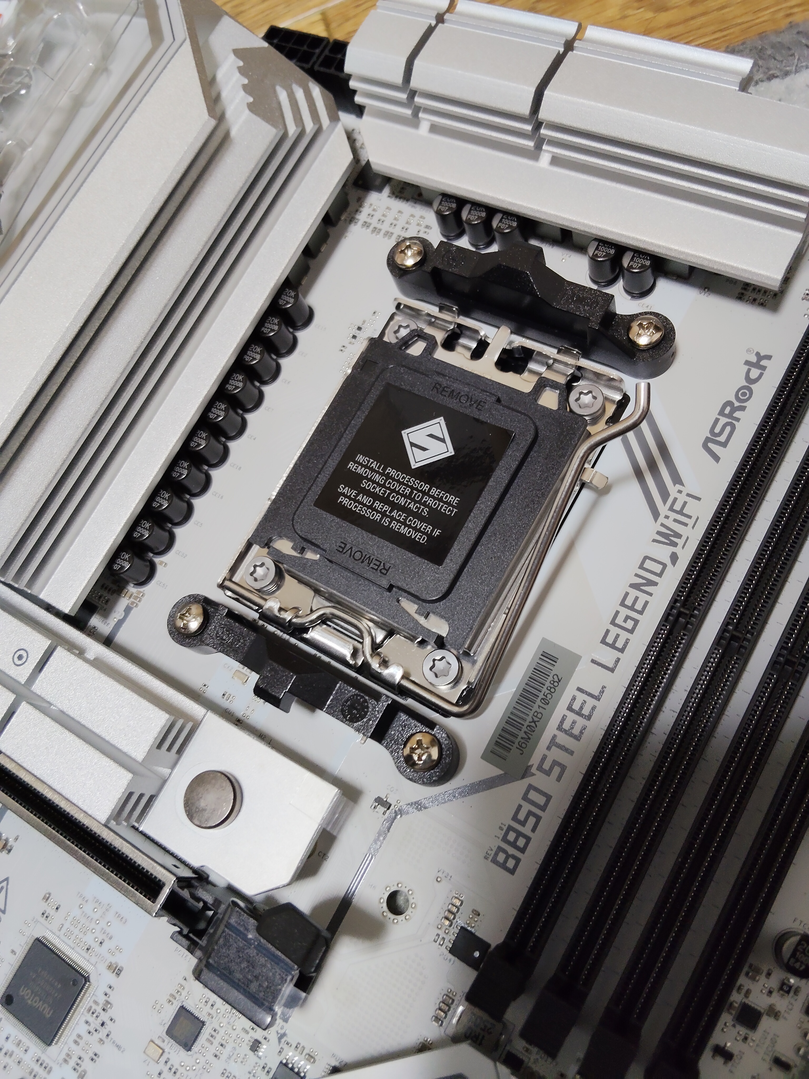 AM5 ソケット保護カバー装着状態(CPU 装着前)