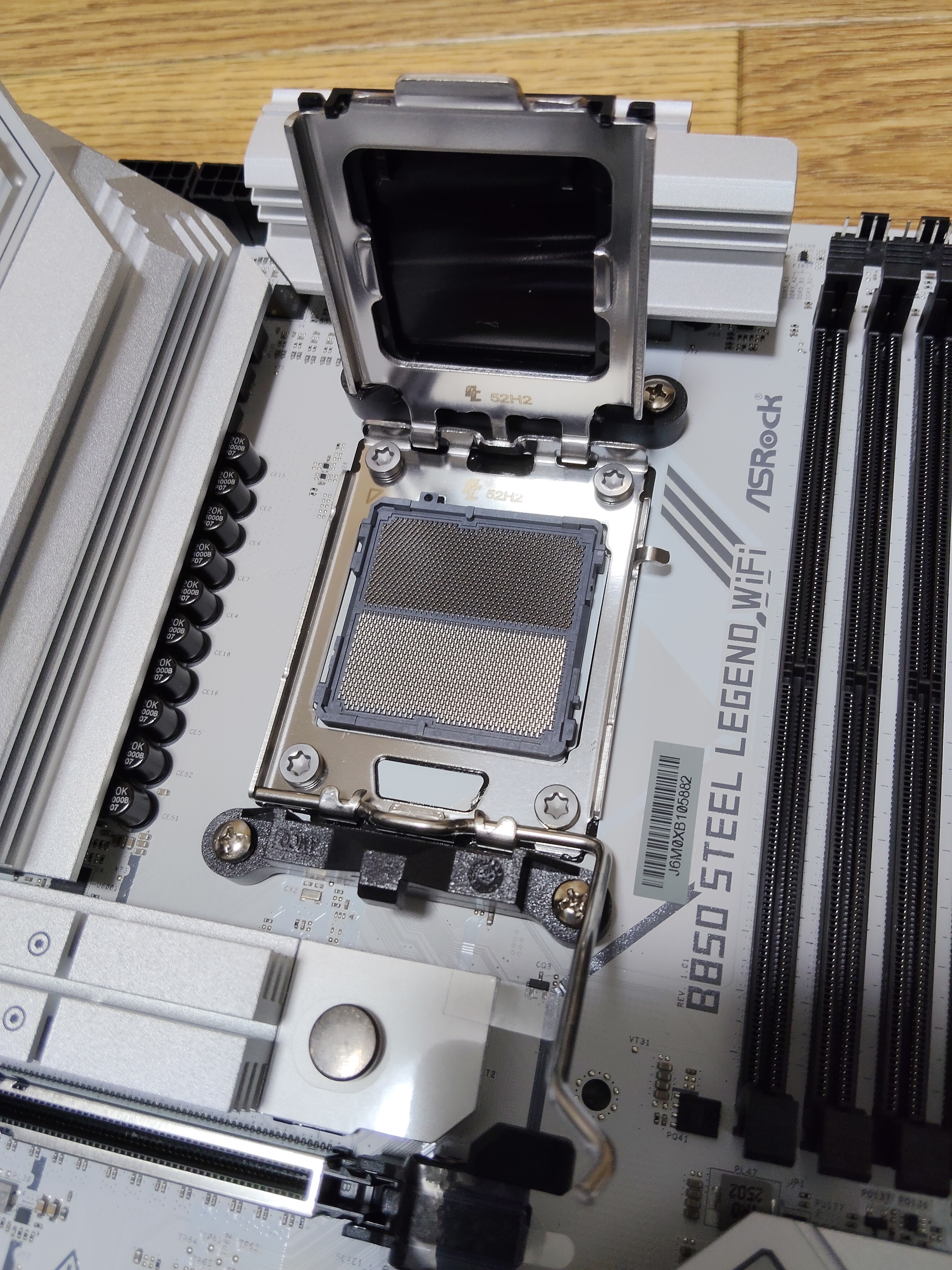 AM5 ソケット保護カバー解放(LGA1718 ピン全数露出)