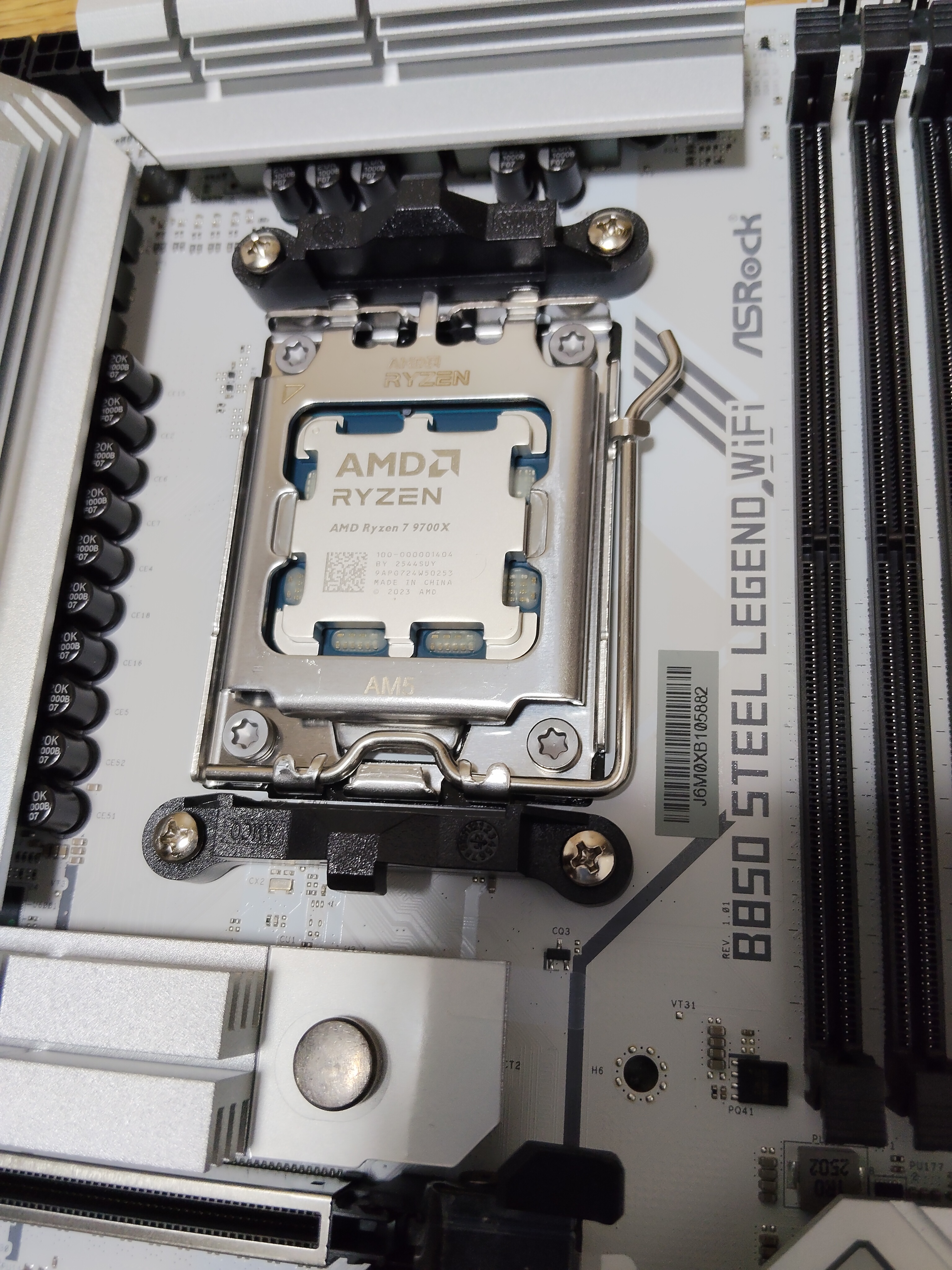 CPU 装着完了(AMD Ryzen ヒートスプレッダ刻印見える)