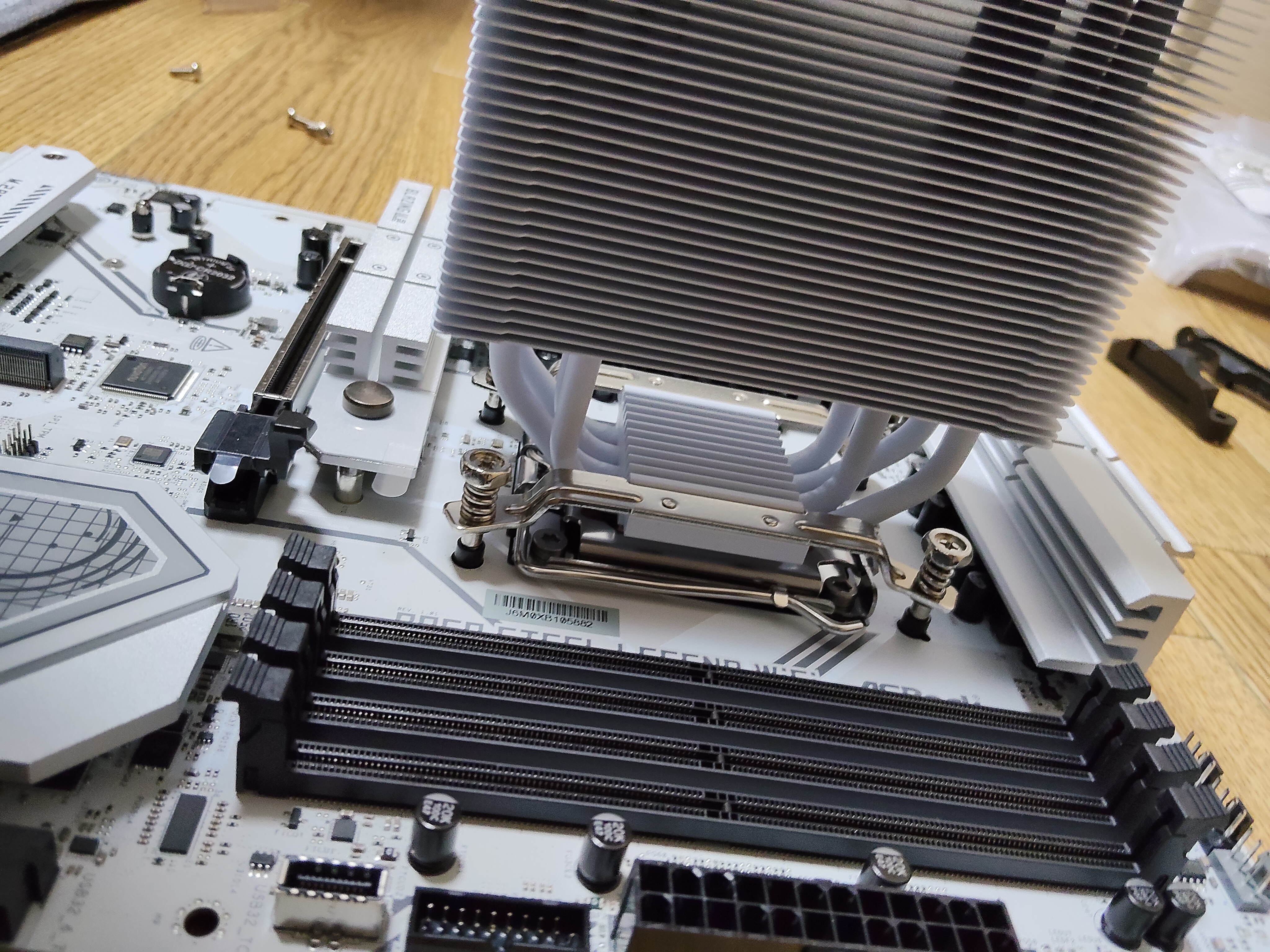 CPU クーラー装着完了(真上から・スプリング見える)