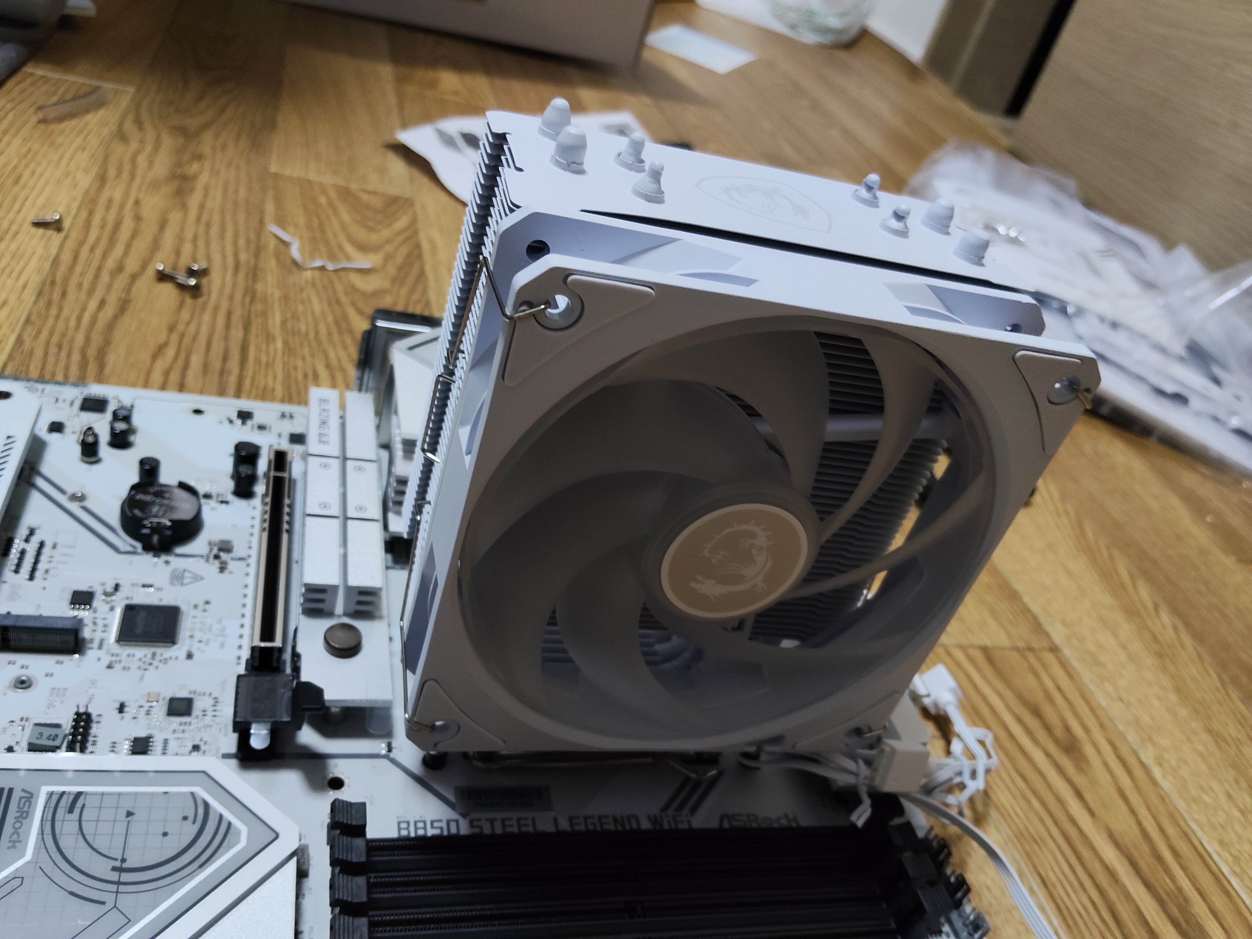 CPU クーラー装着完了(正面から・MSI ロゴ)