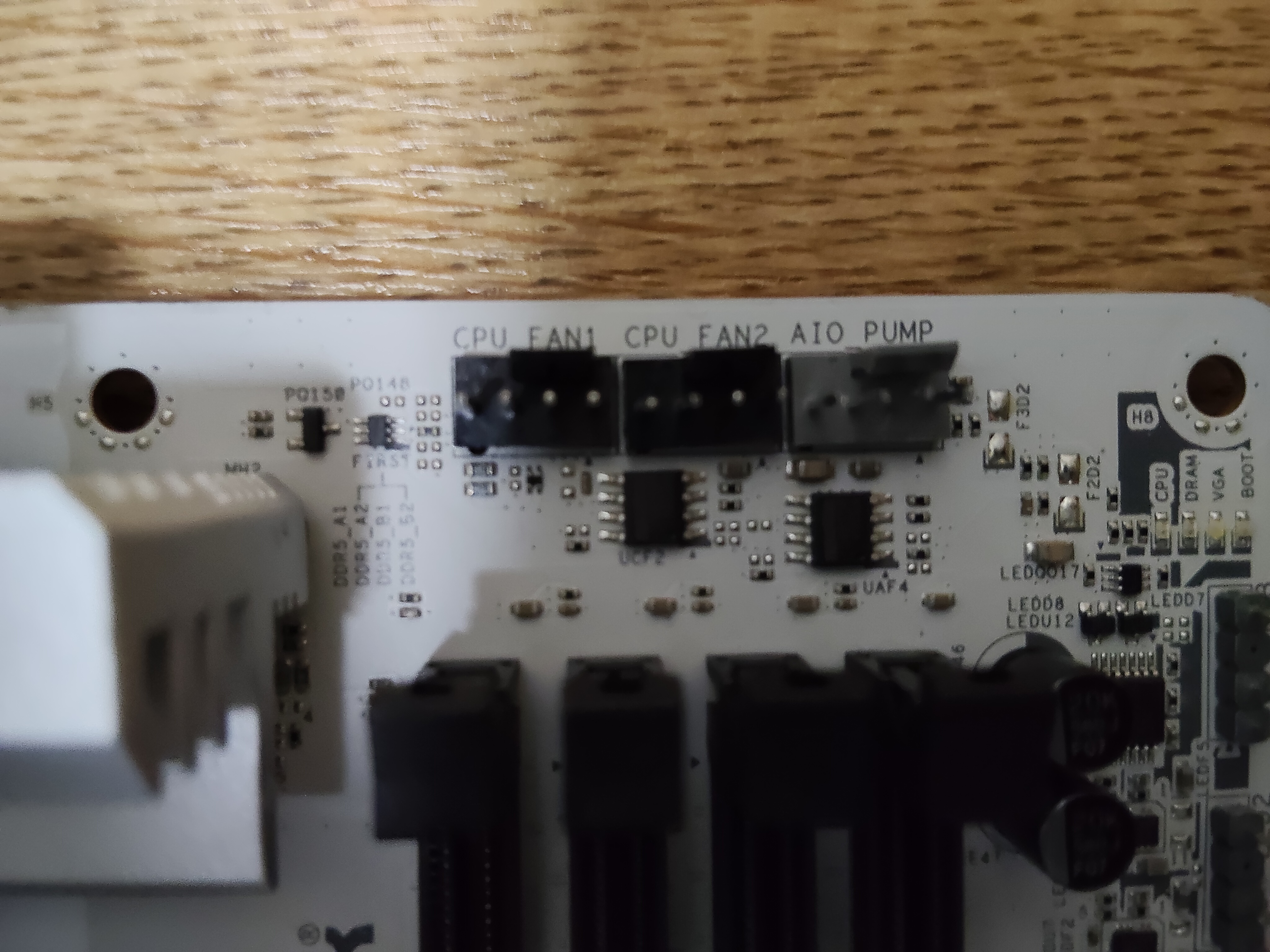 マザボの CPU_FAN1 / CPU_FAN2 / AIO_PUMP ヘッダ拡大