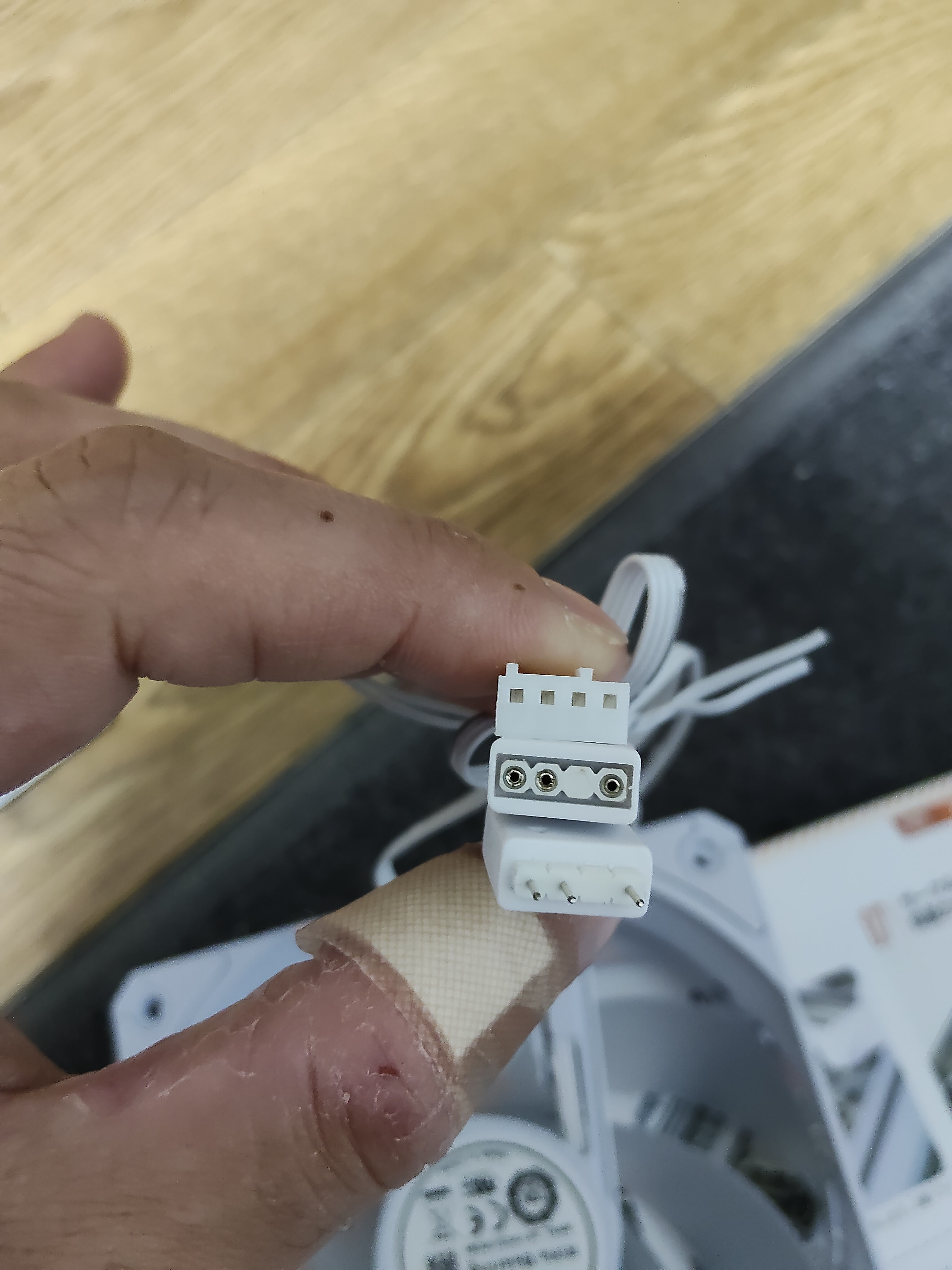 A13 WHITE の 3 本ケーブルコネクタ拡大(上から PWM 4-pin / ARGB IN メス / ARGB OUT オス)