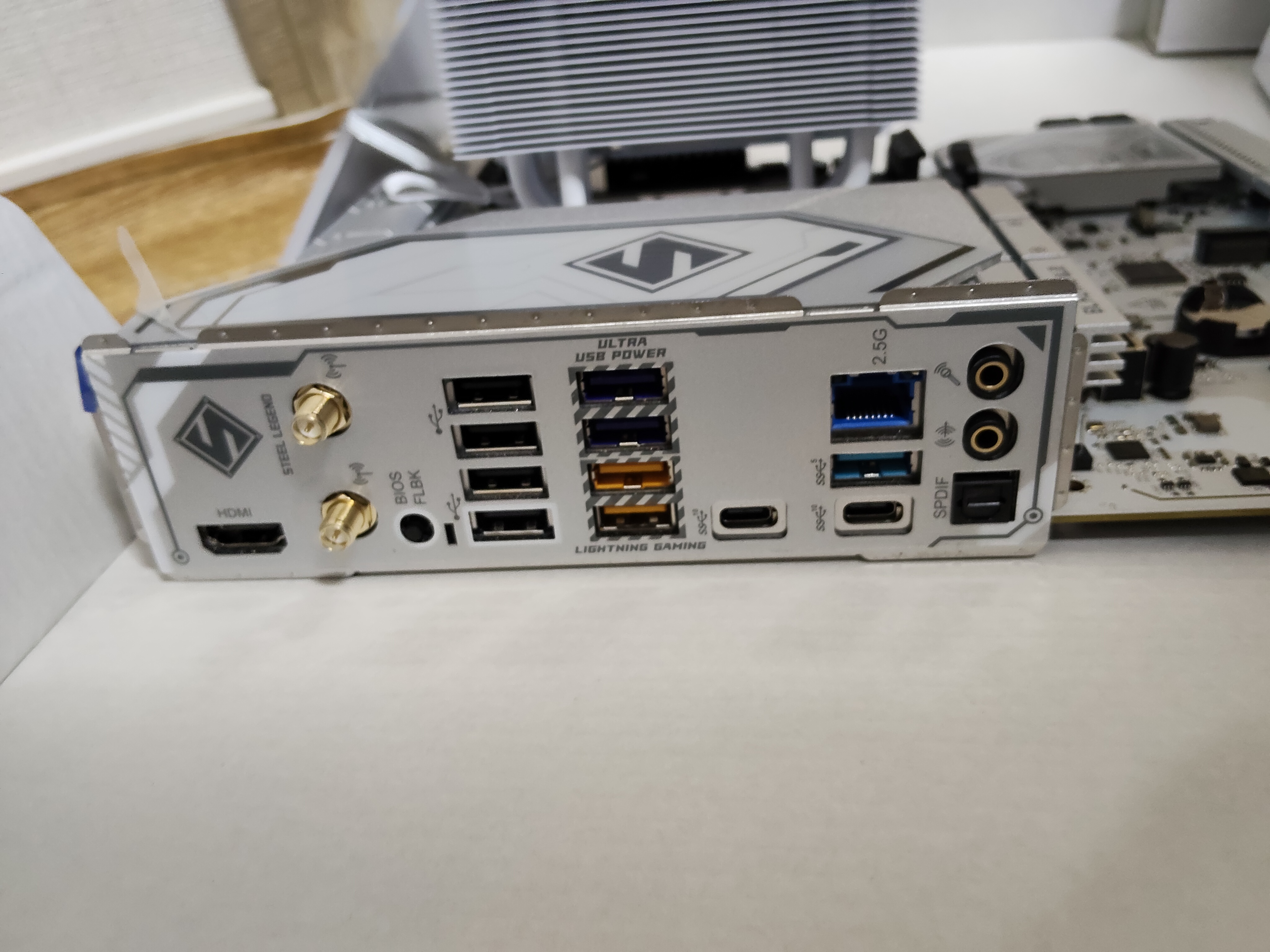 B850 Steel Legend WiFi の一体型 I/O パネル(STEEL LEGEND ロゴ + S マーク印字)