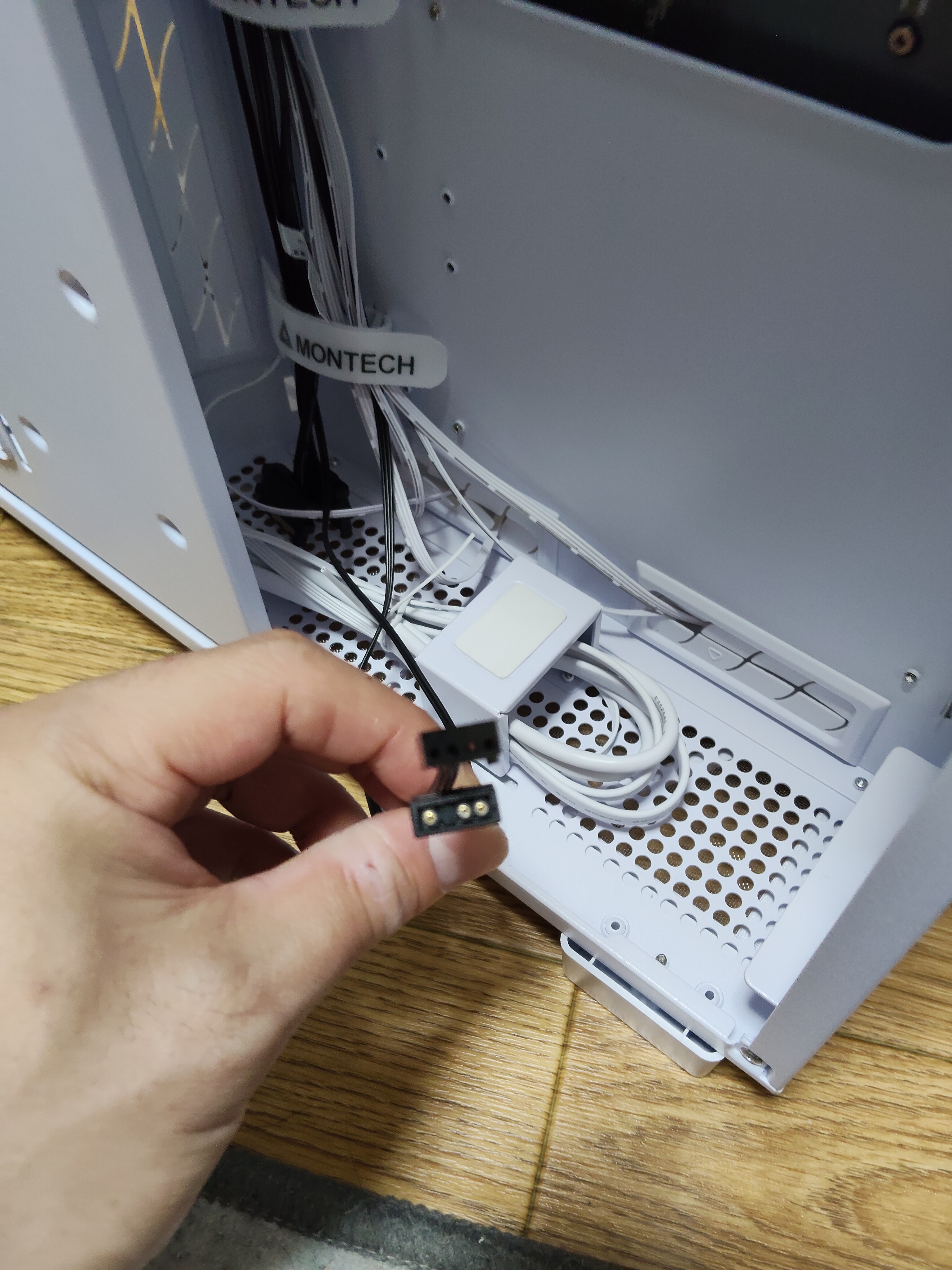 ARGB ハブの黒 3-pin コネクタを手で持つ(接続前)