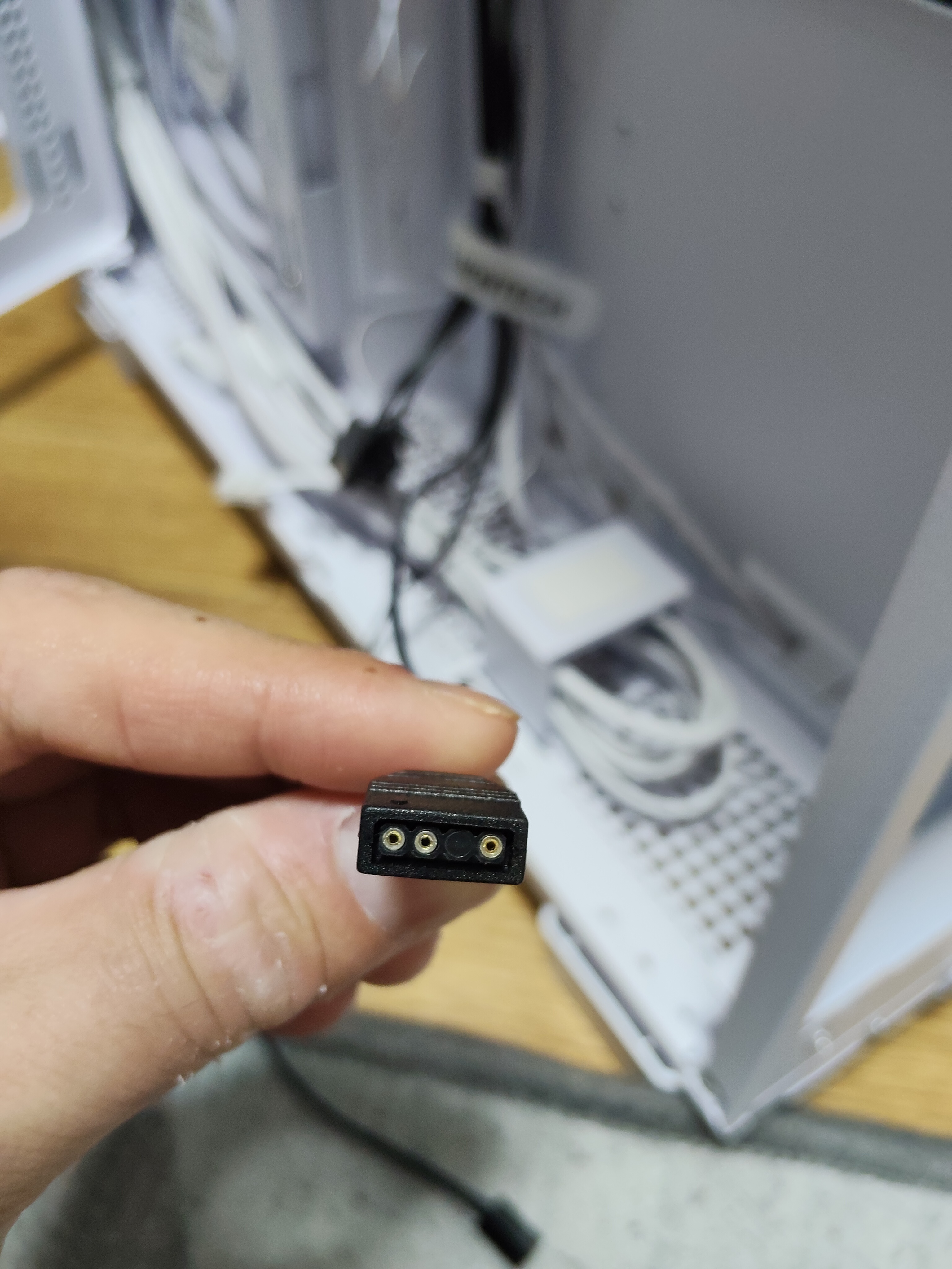 ARGB ハブ黒 3-pin コネクタ拡大(4 ホール中 3 ピン構造)