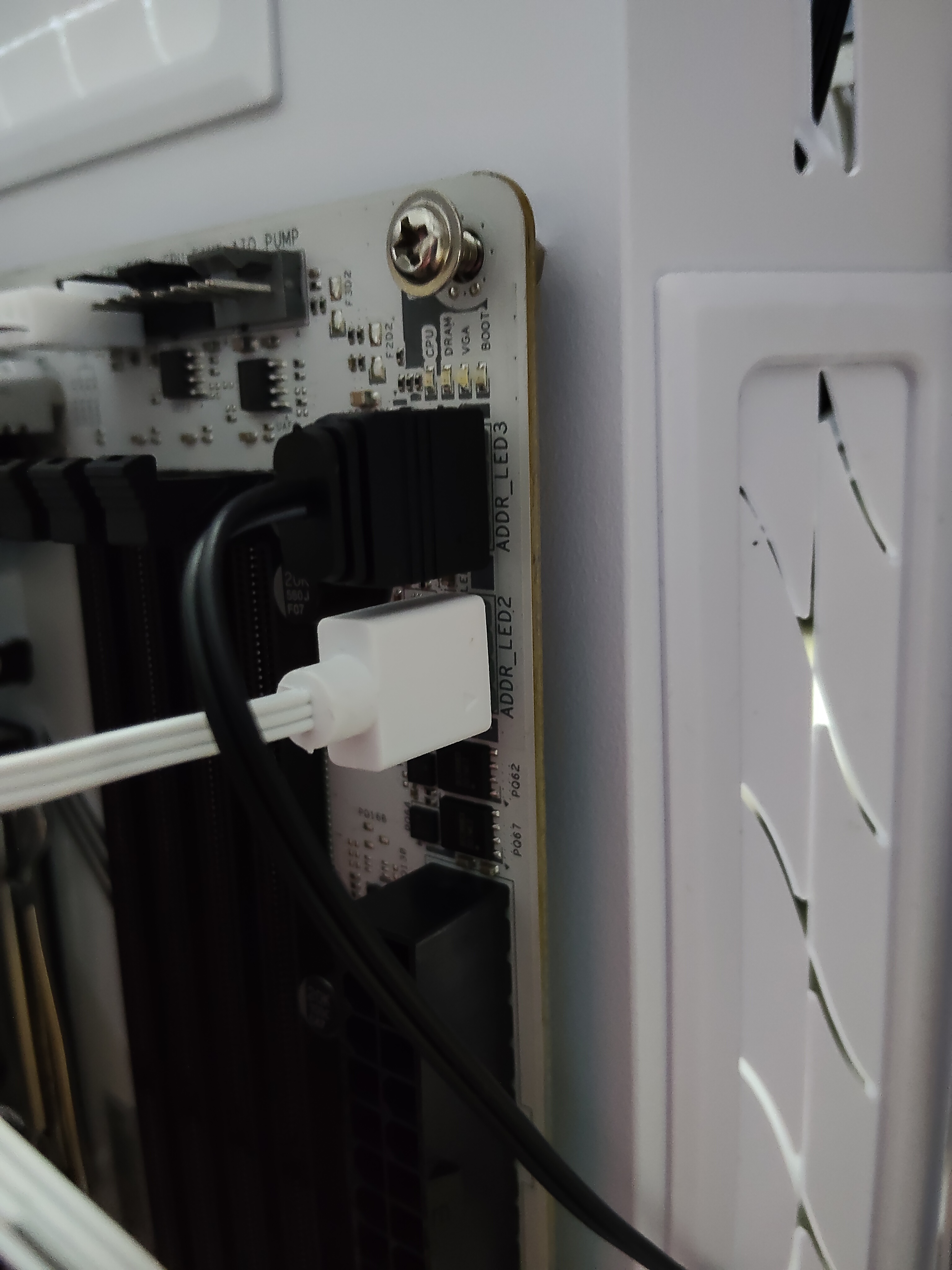 PWM ハブの黒 4-pin コネクタを手で持つ(接続前)