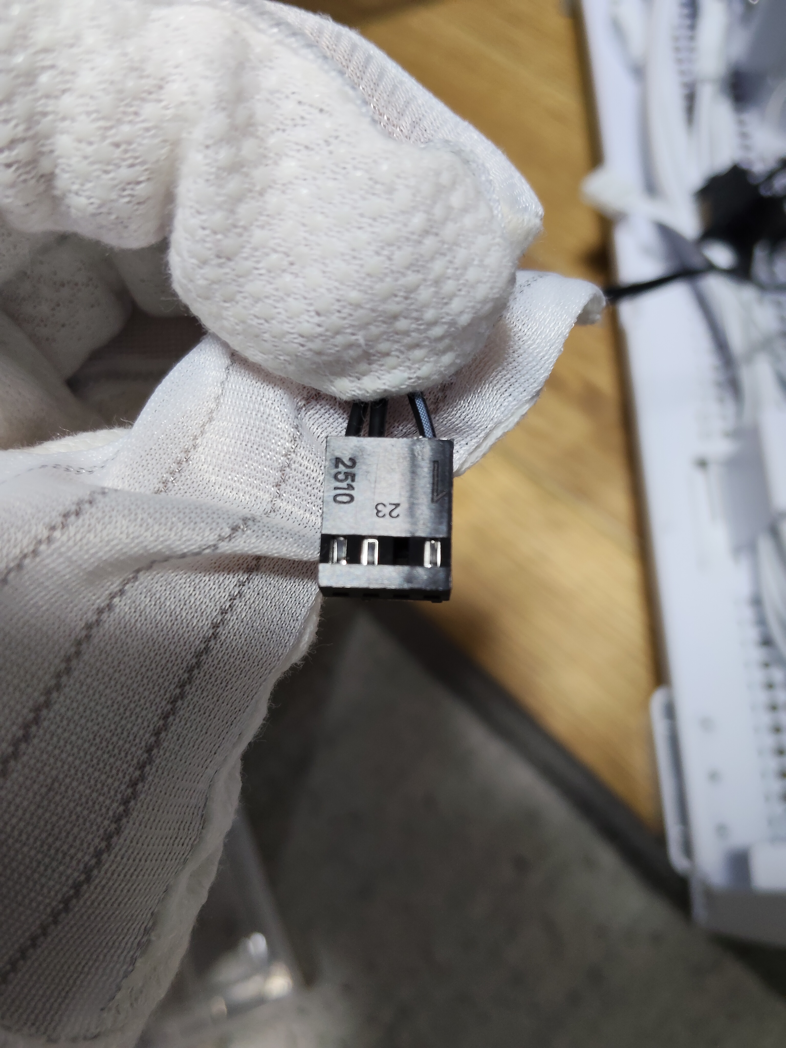 PWM ハブ黒 4-pin コネクタ拡大(2510 刻印)