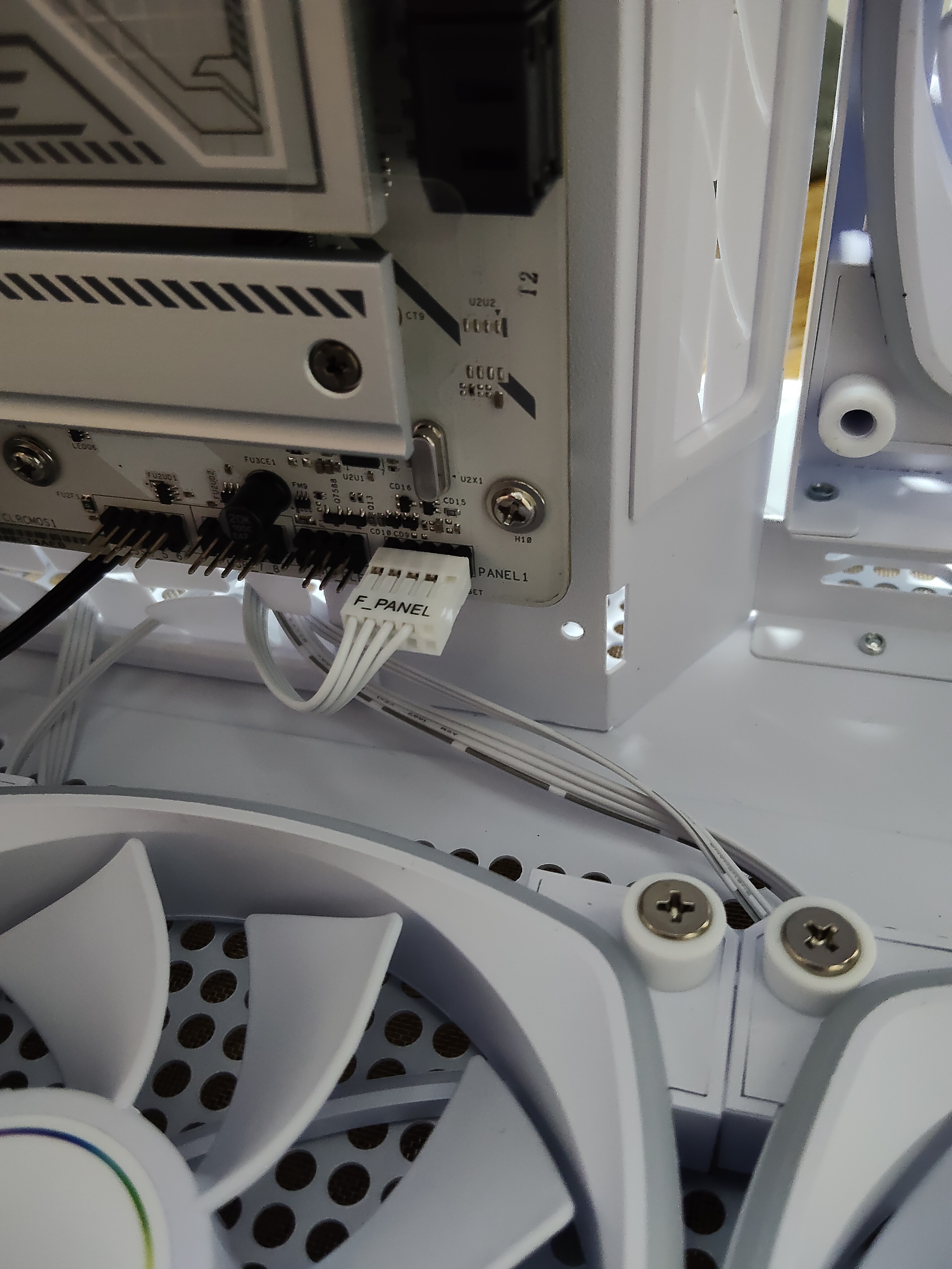 ハブ SATA 電源入力コネクタ拡大