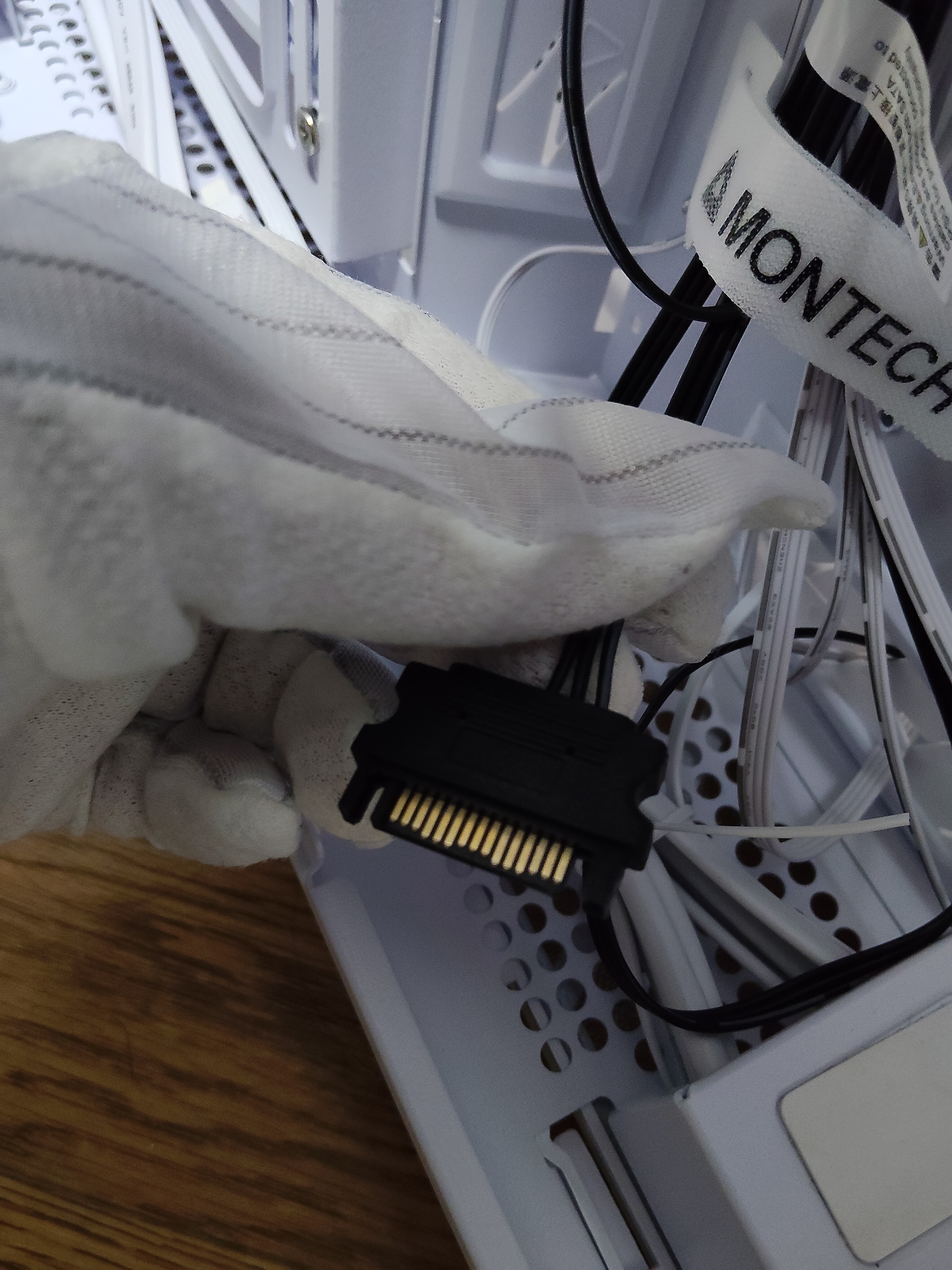 SATA 電源コネクタ別角度(金色端子クローズアップ)