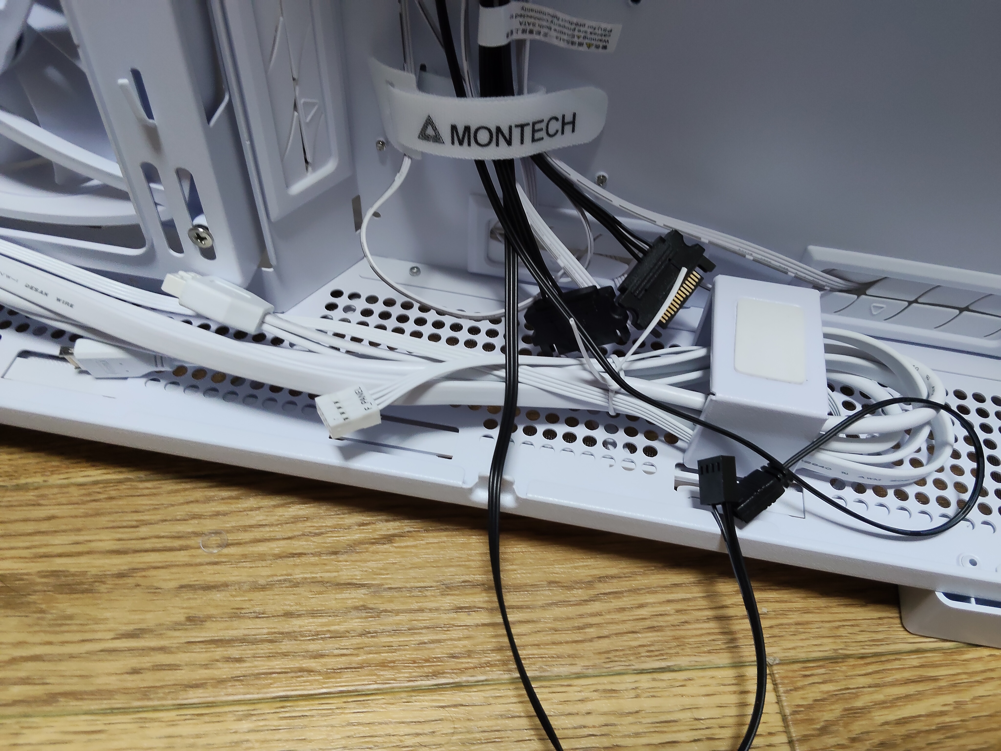 KING 95 PRO 背面チャンバーの既設ケーブル全景(MONTECH ロゴ + ARGB ハブ + フロントパネル配線)