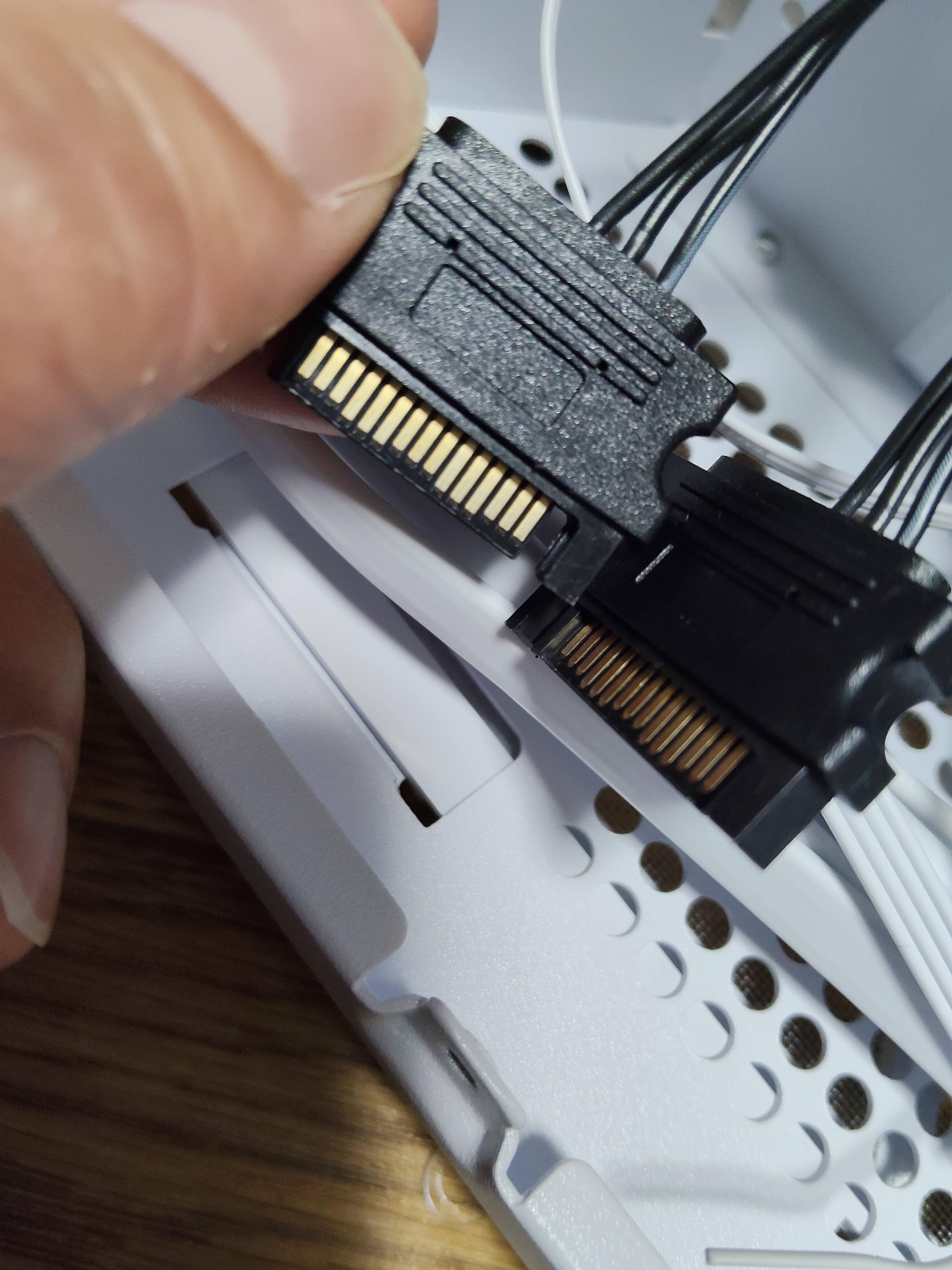 電源ユニットから出る SATA 電源コネクタ 2 連結(オス側)